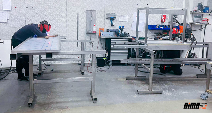 Technicien travaillant à la fabrication d'une table inox pour cuisine