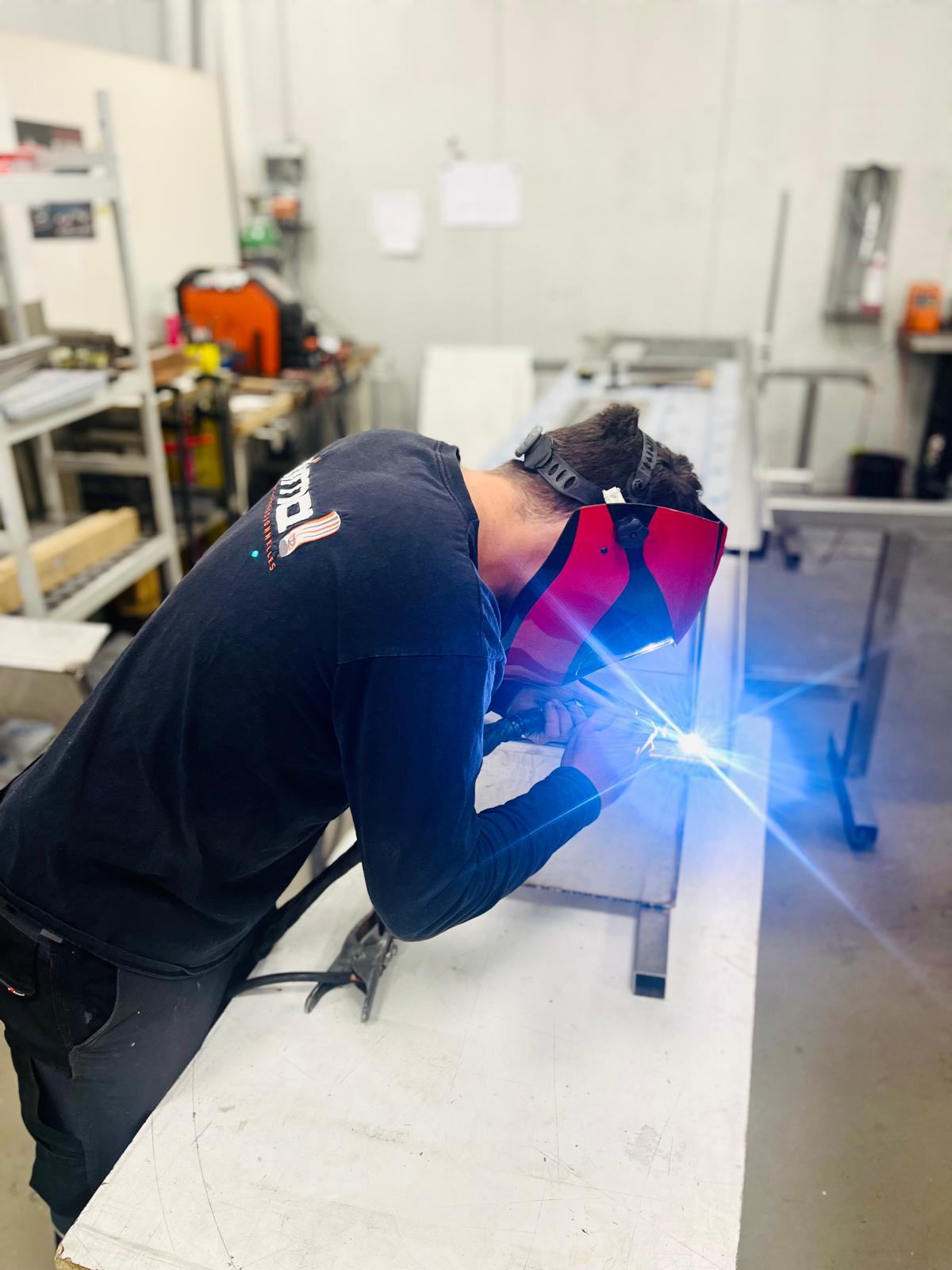 Technicien fabriquant un plan de travail inox