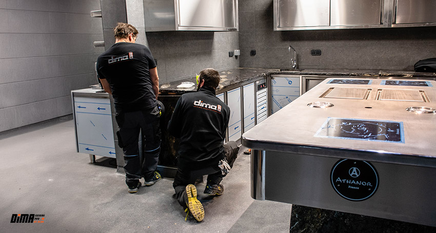 Des techniciens DIMA installent une cuisine dans un restaurant