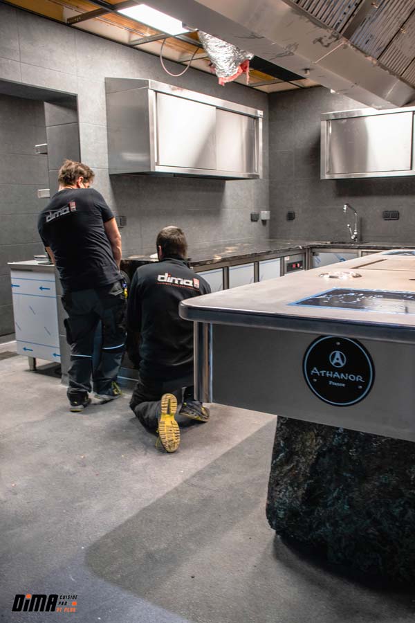 Deux techniciens Dima installant une cuisine dans un restaurant