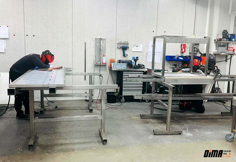 atelier_fabrication_inox_lyon_dima Réparateur équipement de cuisine pro en opération de maintenance dans un restaurant