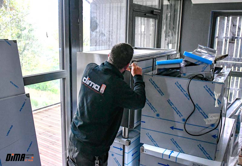 Livraison de matériel avant installation d'une cuisine professionnelle