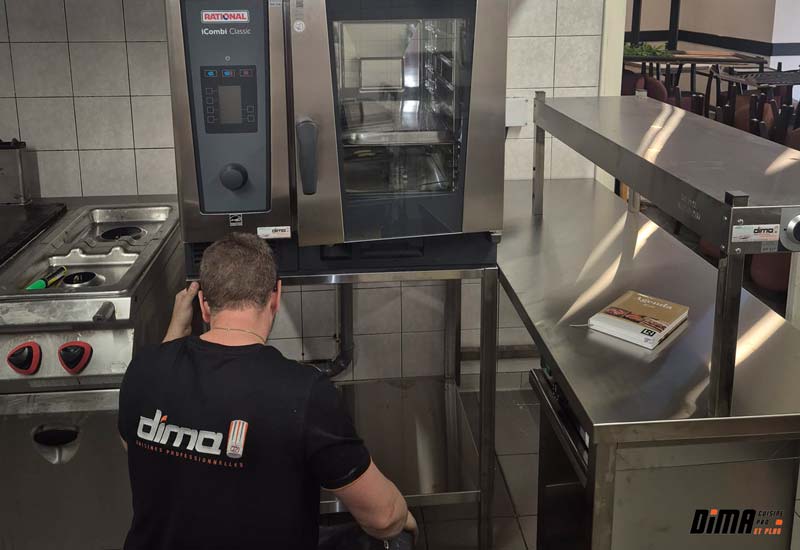 reparation_sav_cuisine_pro_dima Réparateur équipement de cuisine pro en opération de maintenance dans un restaurant