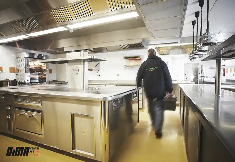 Technicien de maintenance quittant une cuisine de restaurant après une intervention de réparation en urgence