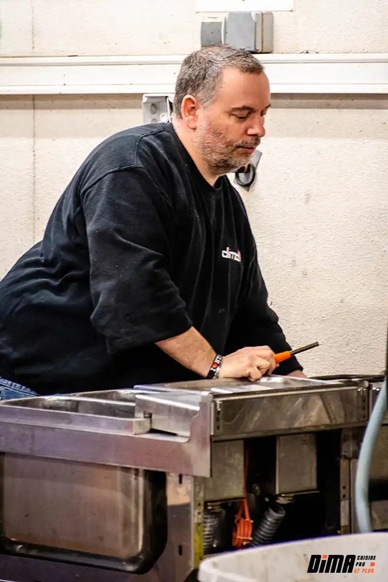 technicien sav reparateur cuisine dima Technicien de maintenance de matériel de cuisine professionnel au travail
