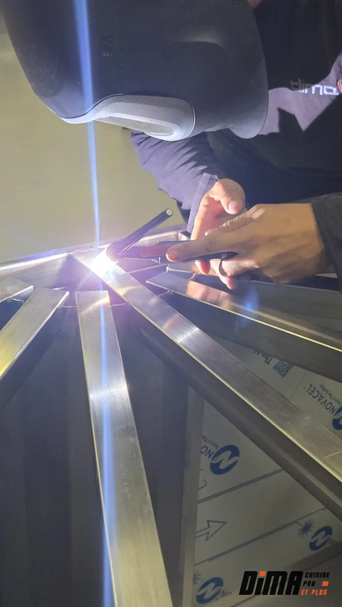 Gros plan sur un technicien faisant de la soudure sur inox dans un atelier.