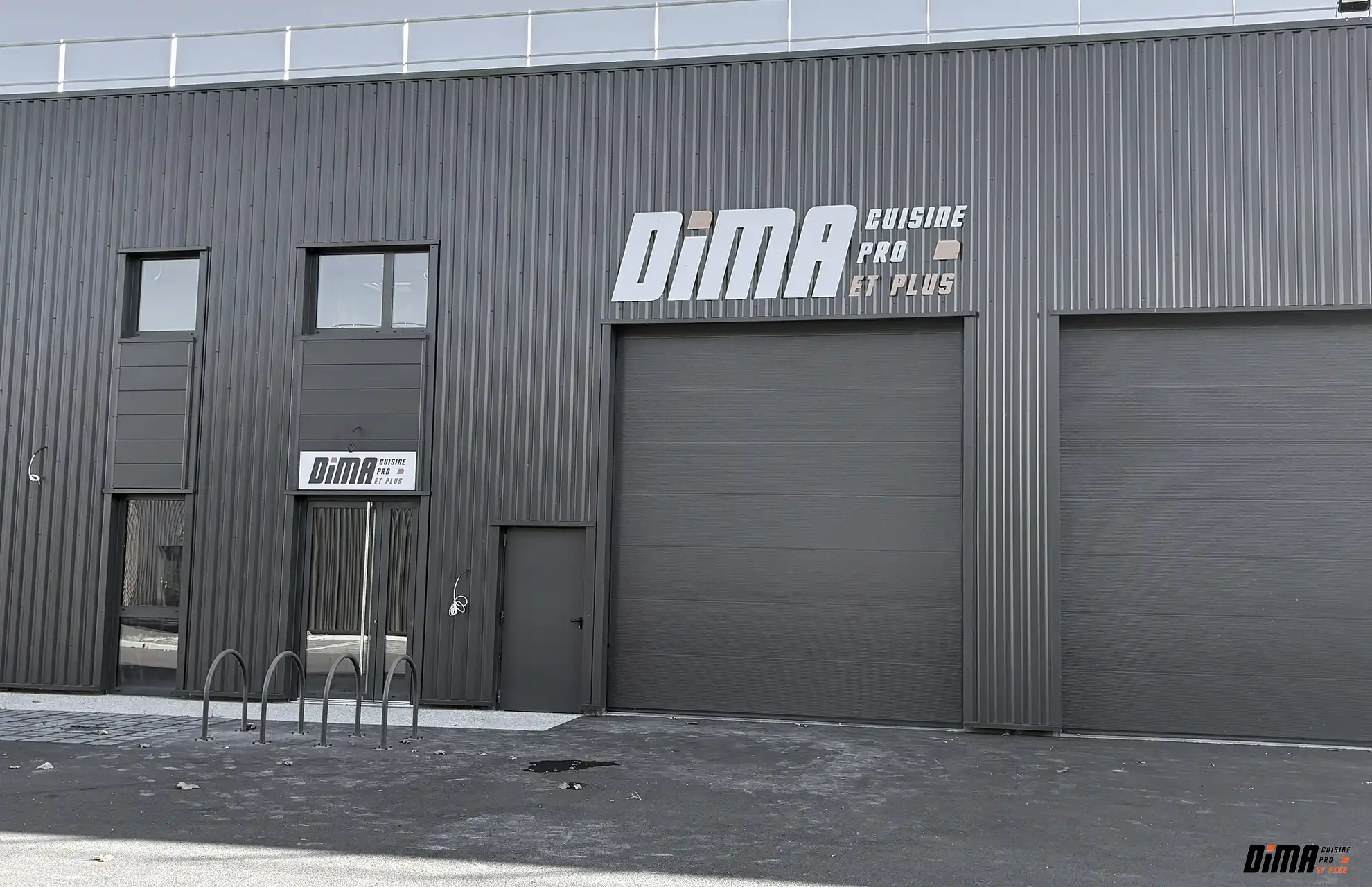 Agence Dima de Roanne, parking et devanture de l'agence