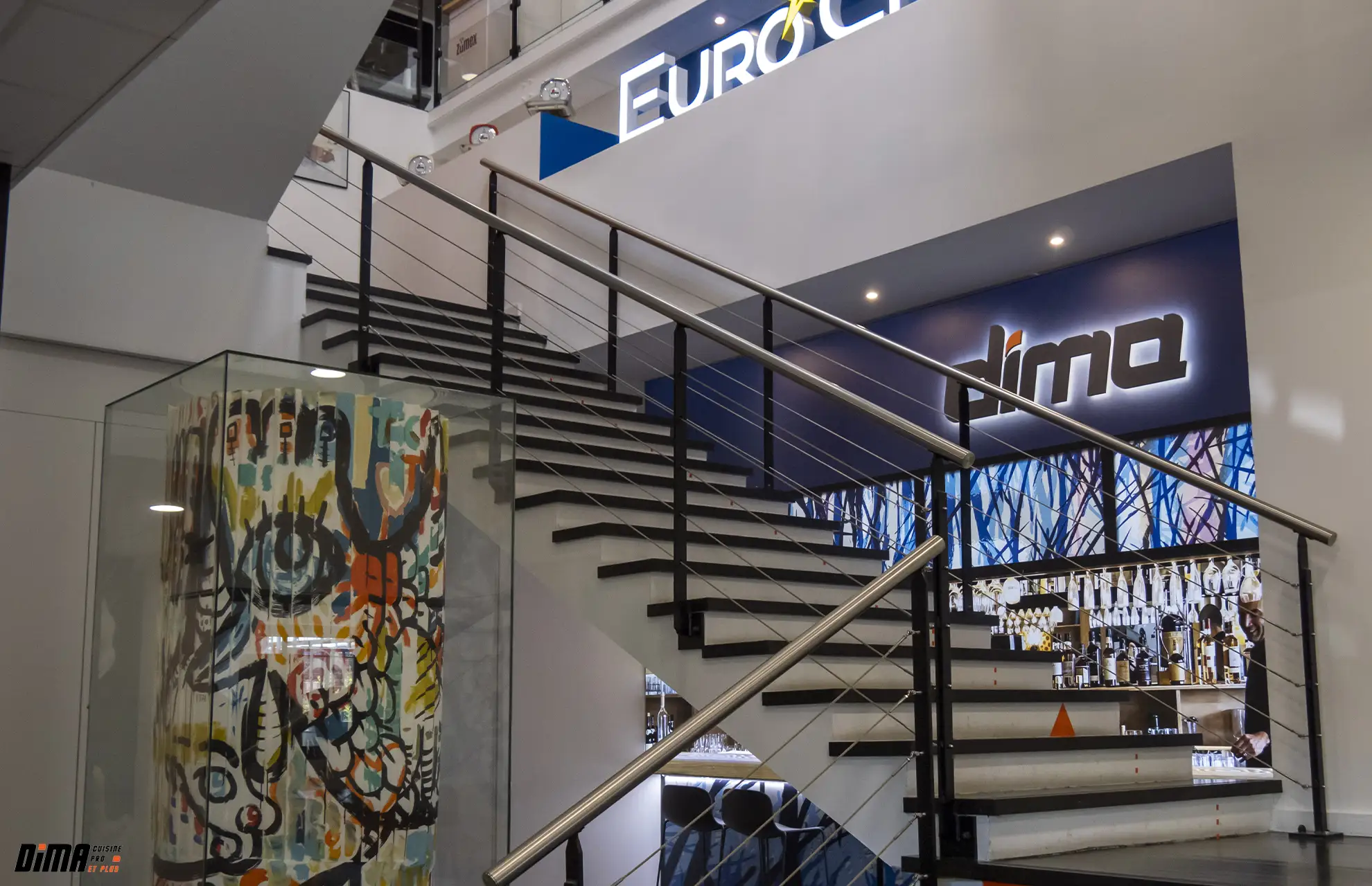 L'escalier qui mène au showroom chez Dima