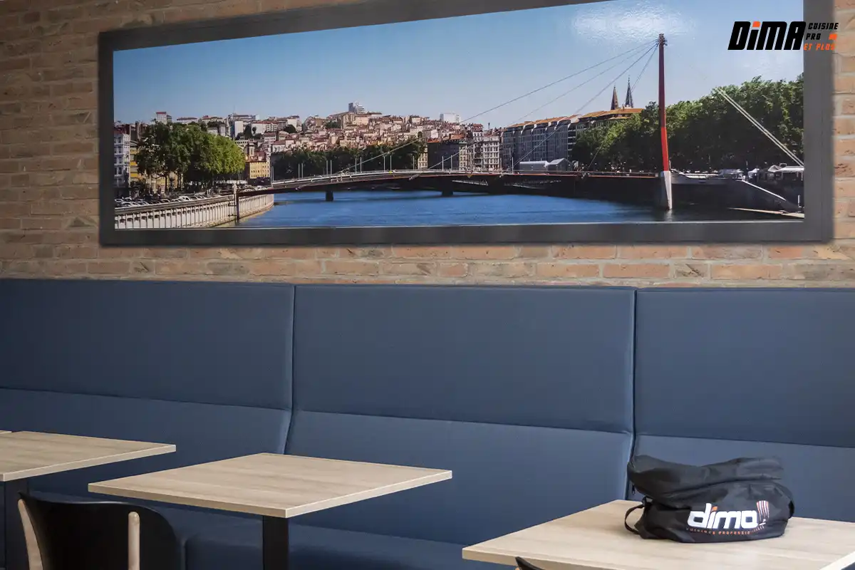 La salle de repos chez Dima, avec photo de lyon dans un cadre