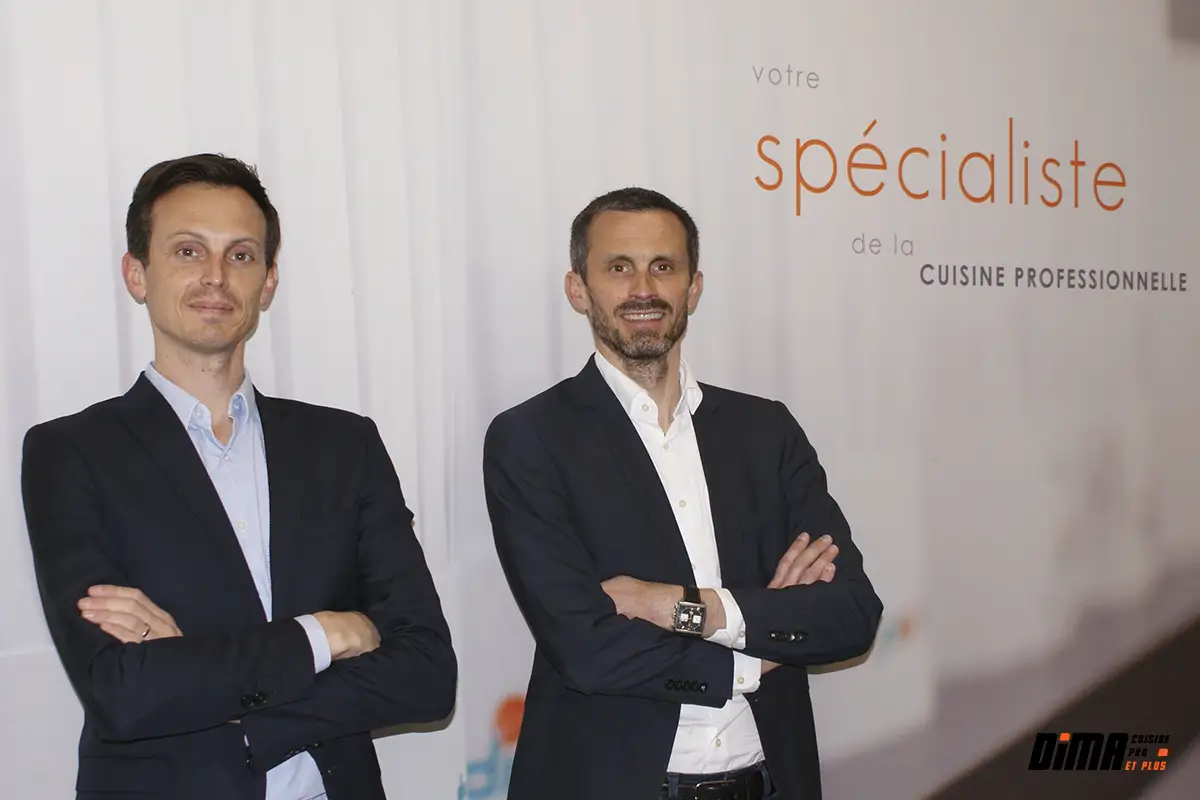 Yann et Vincent Bretonnière, Dirigeants de Dima, posent devant fond blanc avec l'inscription "votre spécialiste de la cuisine professionnelle"